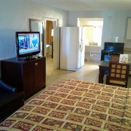 Express Inn & Suites - 5 Miles From St Petersburg Clearwater Airport Екстериор снимка
