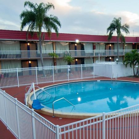 Express Inn & Suites - 5 Miles From St Petersburg Clearwater Airport Екстериор снимка