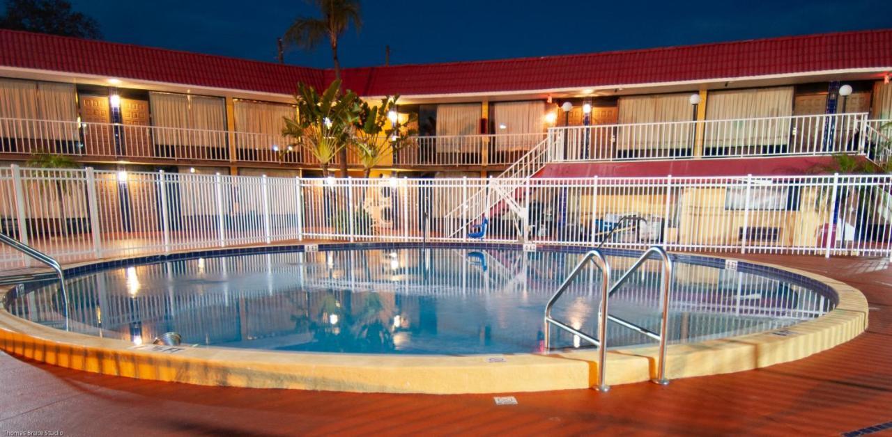Express Inn & Suites - 5 Miles From St Petersburg Clearwater Airport Екстериор снимка