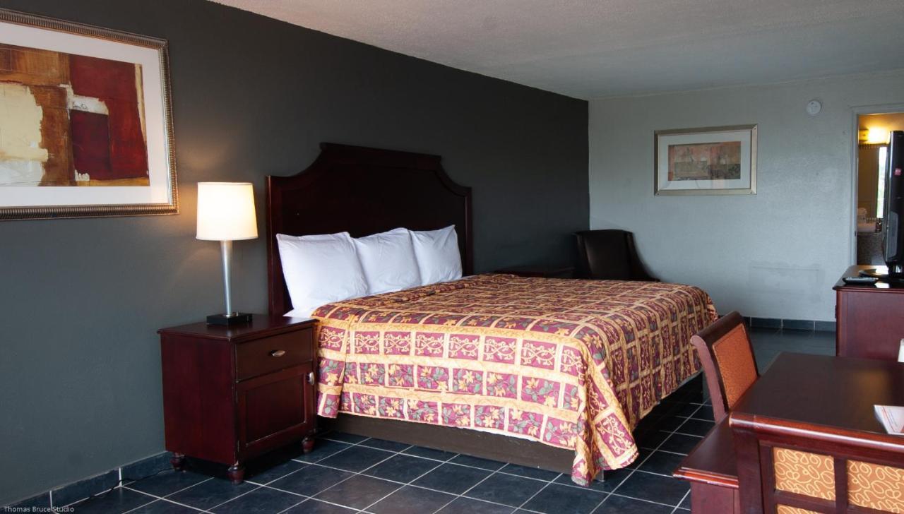 Express Inn & Suites - 5 Miles From St Petersburg Clearwater Airport Екстериор снимка