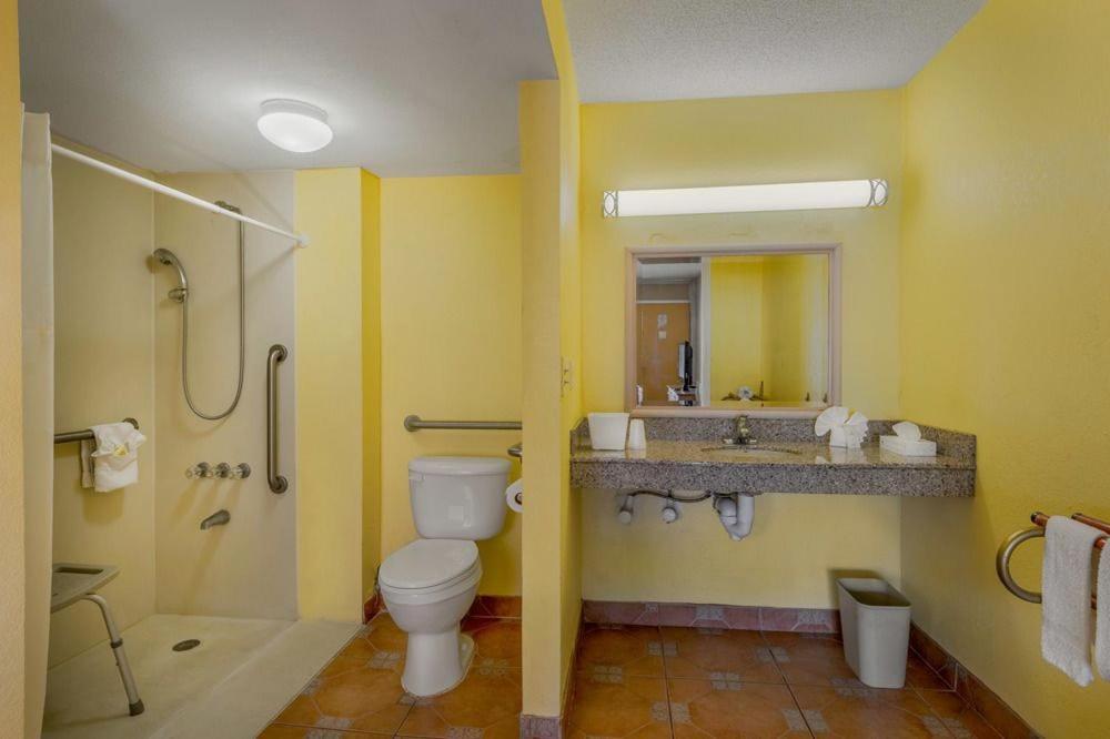 Express Inn & Suites - 5 Miles From St Petersburg Clearwater Airport Екстериор снимка
