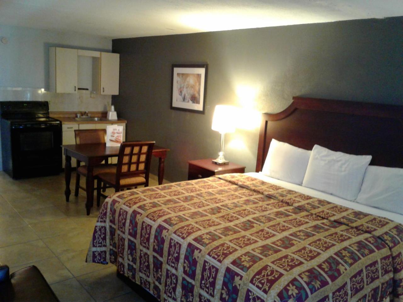 Express Inn & Suites - 5 Miles From St Petersburg Clearwater Airport Екстериор снимка