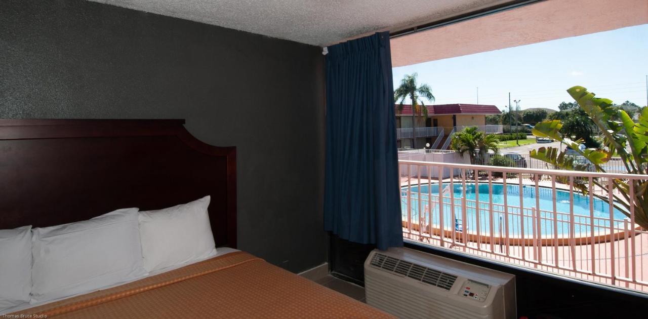 Express Inn & Suites - 5 Miles From St Petersburg Clearwater Airport Екстериор снимка