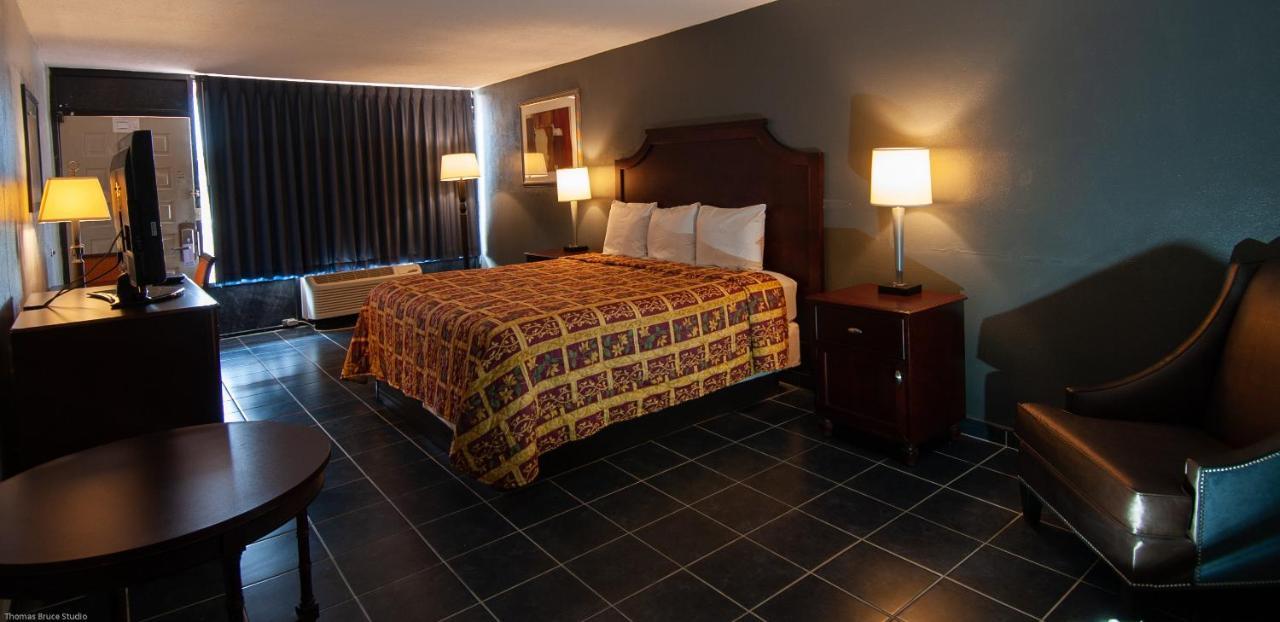 Express Inn & Suites - 5 Miles From St Petersburg Clearwater Airport Екстериор снимка