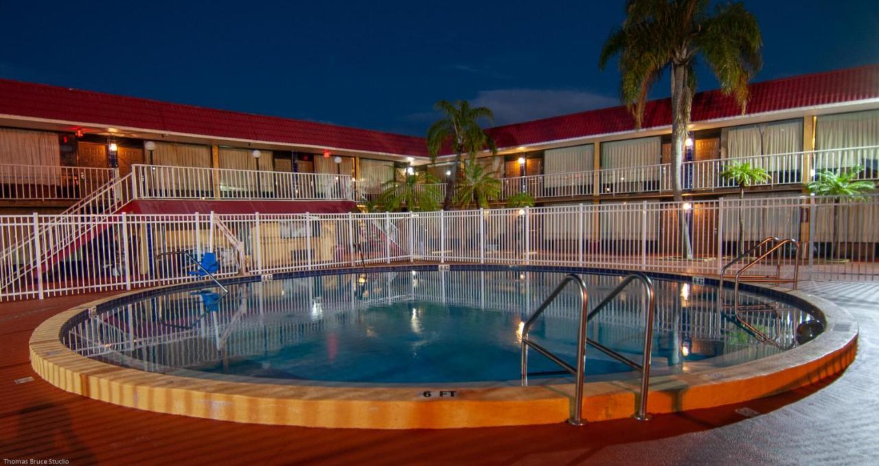 Express Inn & Suites - 5 Miles From St Petersburg Clearwater Airport Екстериор снимка