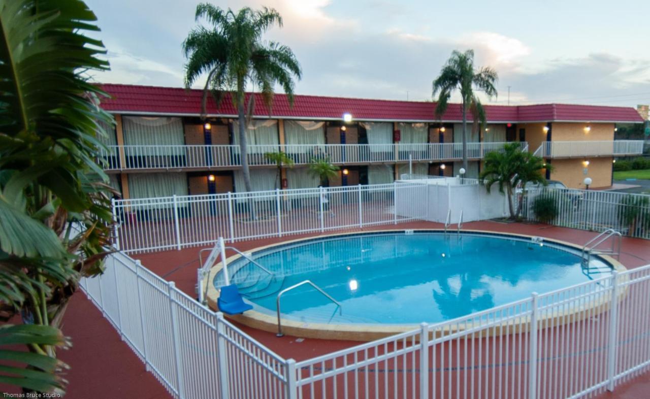 Express Inn & Suites - 5 Miles From St Petersburg Clearwater Airport Екстериор снимка